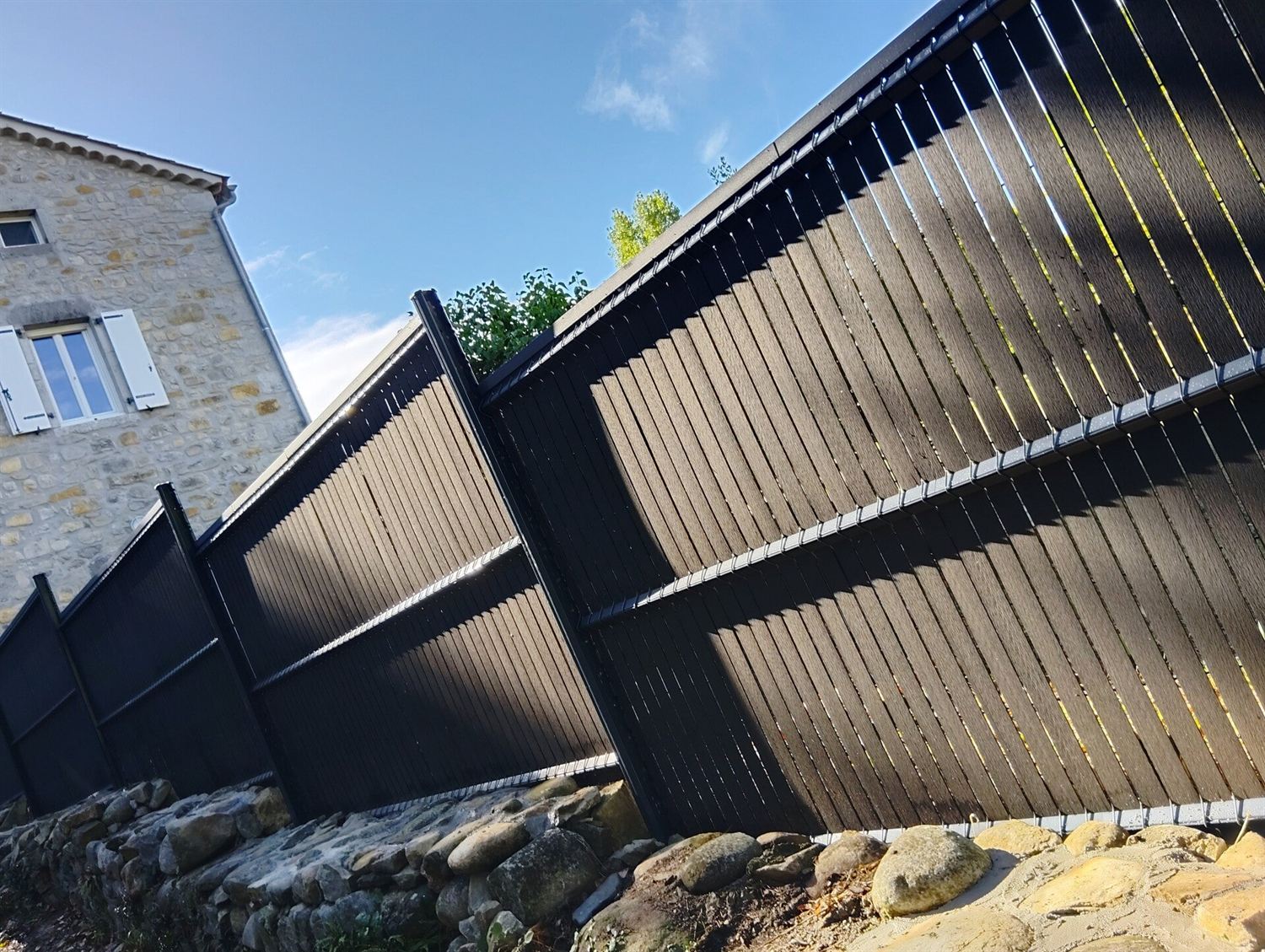 Clôture aluminium occultante anthracite posée le long d'une propriété