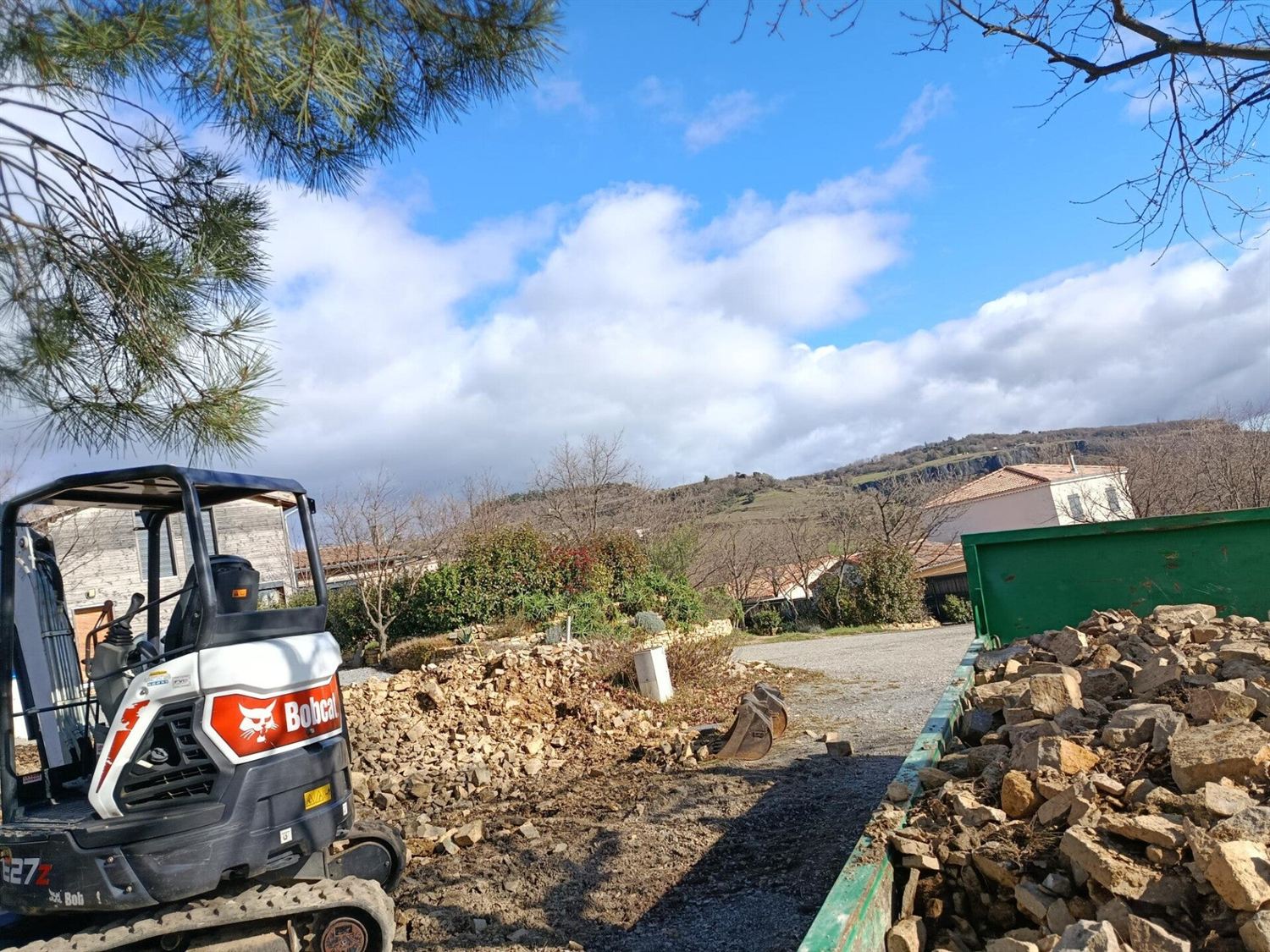 Mini-pelle en action sur un chantier de terrassement
