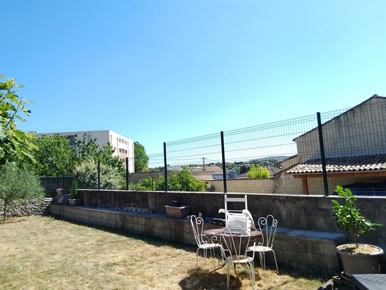 Clôture rigide et terrain remis à niveau