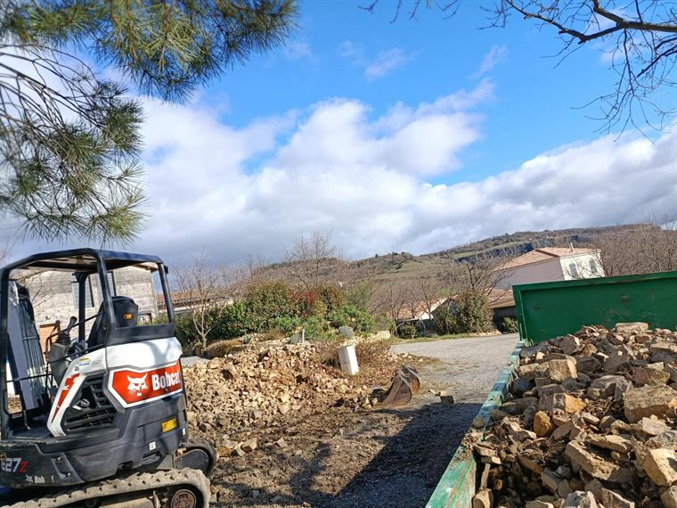 Mini-pelle sur un chantier de terrassement