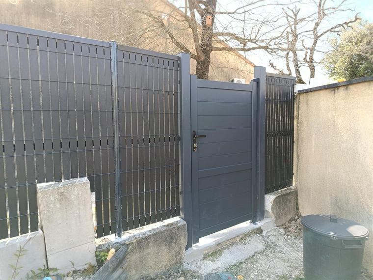 Portail aluminium et clôture assortie