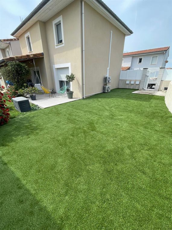 Gazon synthétique posé devant une maison neuve