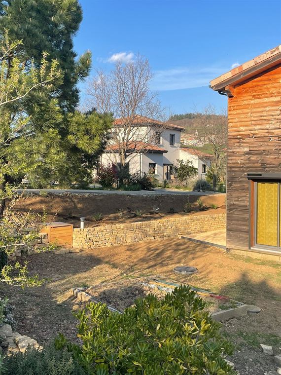 Talus reprofilé devant une maison à ossature bois