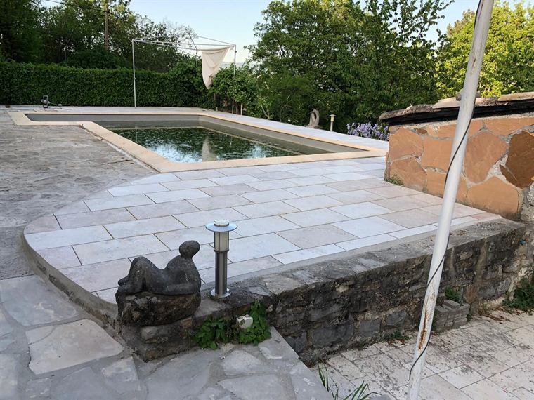 Terrasse en pierre autour d'une piscine