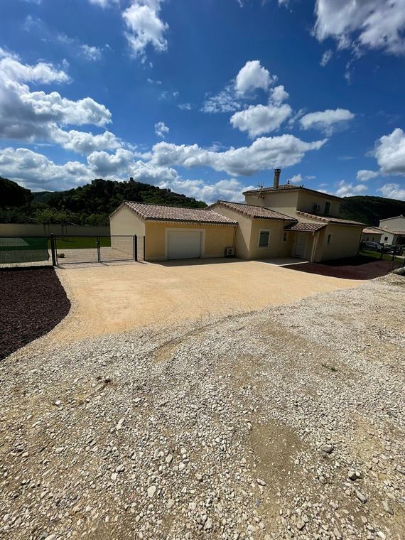 Cour en gravier et paillage devant une villa