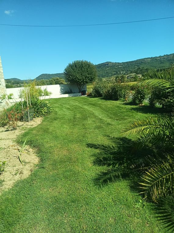 Pelouse tondue face aux collines ardéchoises