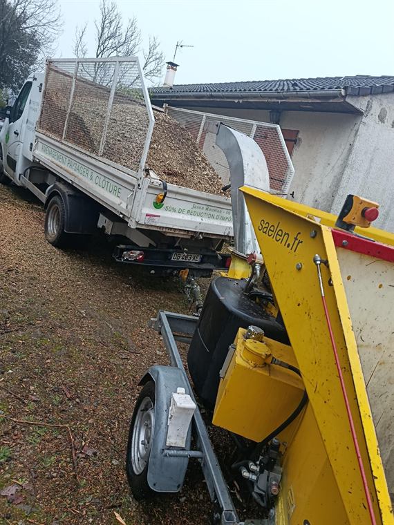 Chargement des déchets verts dans la benne