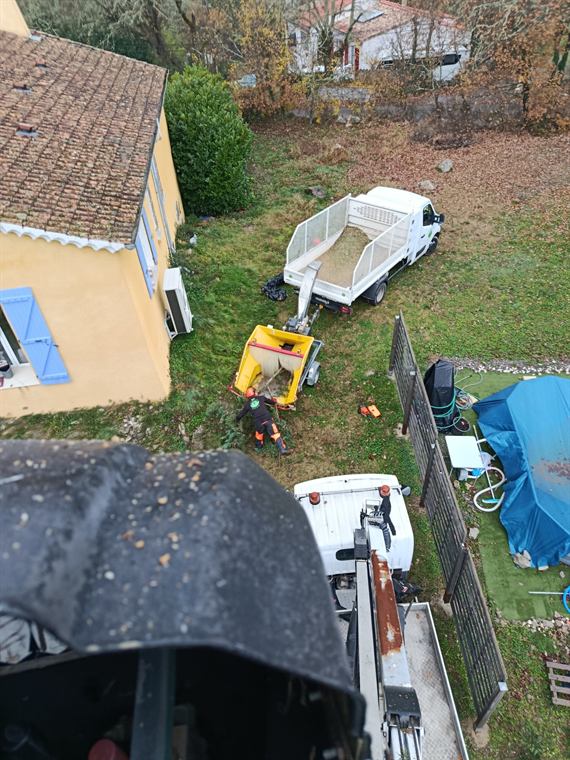 Matériel et remorque sur un chantier d'entretien