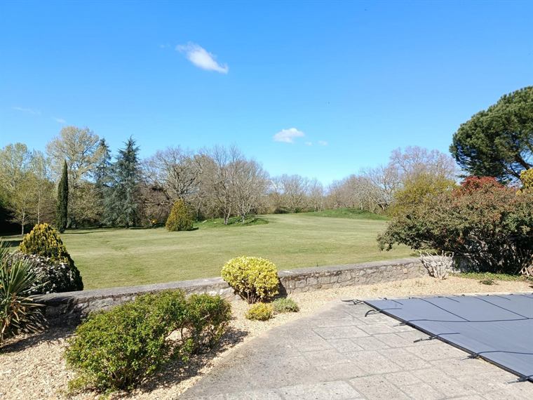 Grand jardin entretenu devant une terrasse